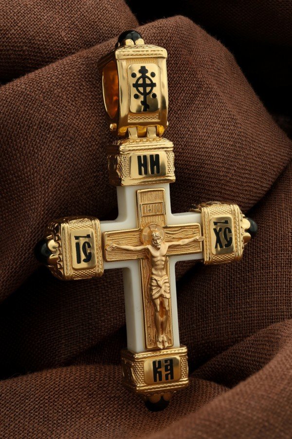 Крест из лимонного золота c эмалью, ониксом и бивнем мамонта