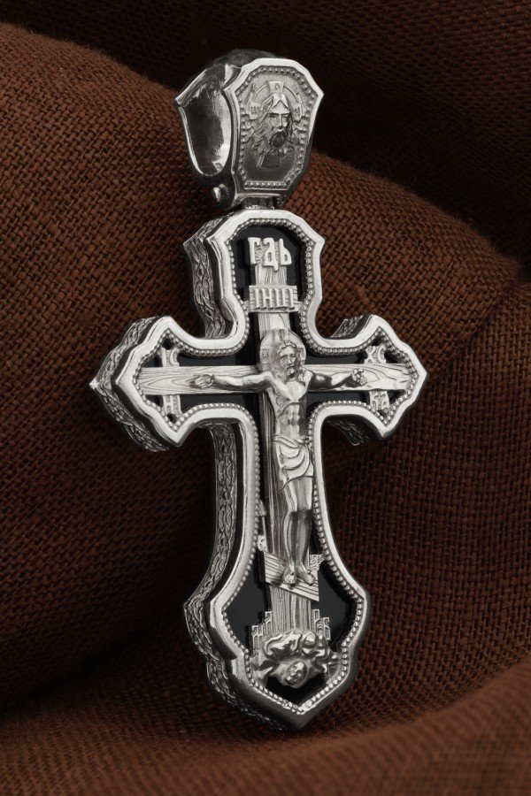 Крест из белого золота c ониксом