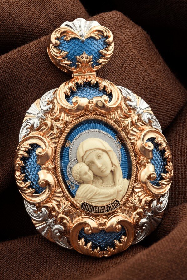 Образок из золота c эмалью и бивнем мамонта