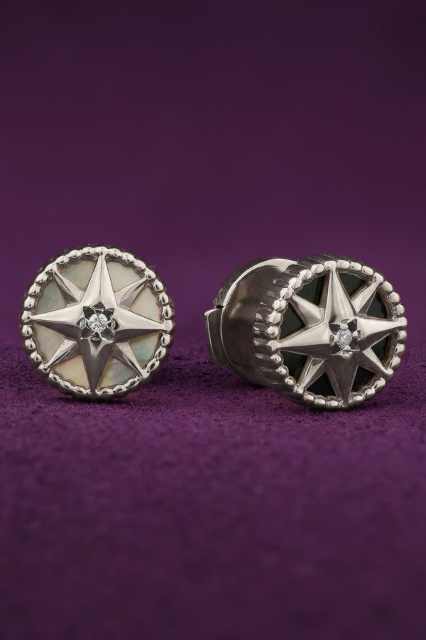 Серьги из белого золота c бриллиантами, ониксом и перламутром