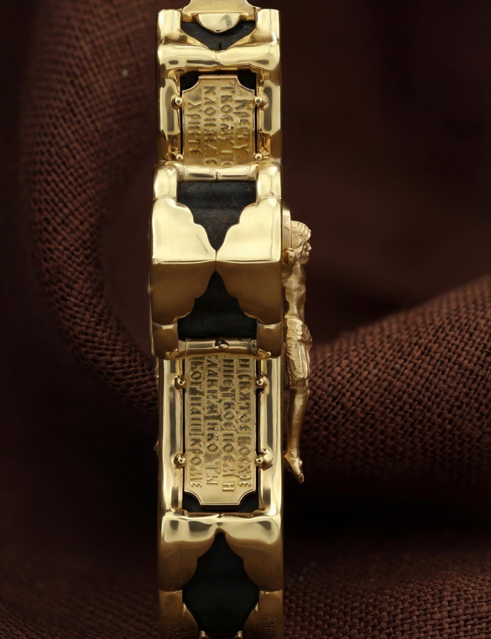 Крест из лимонного золота c эбеновым деревом