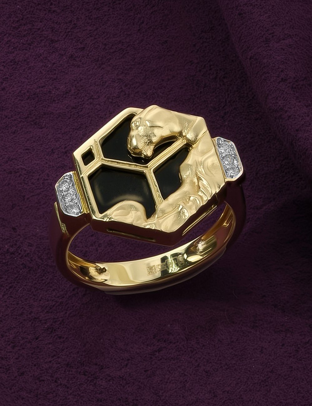 Кольцо из лимонного золота c бриллиантами и ониксом