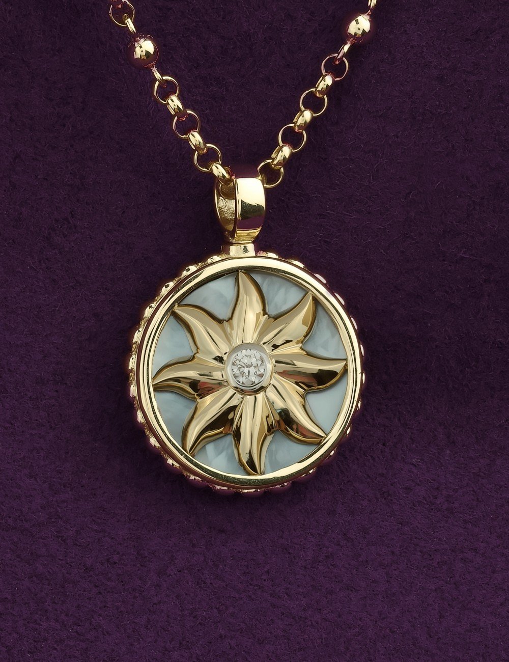 Колье из лимонного золота c бриллиантами, лазуритом и перламутром