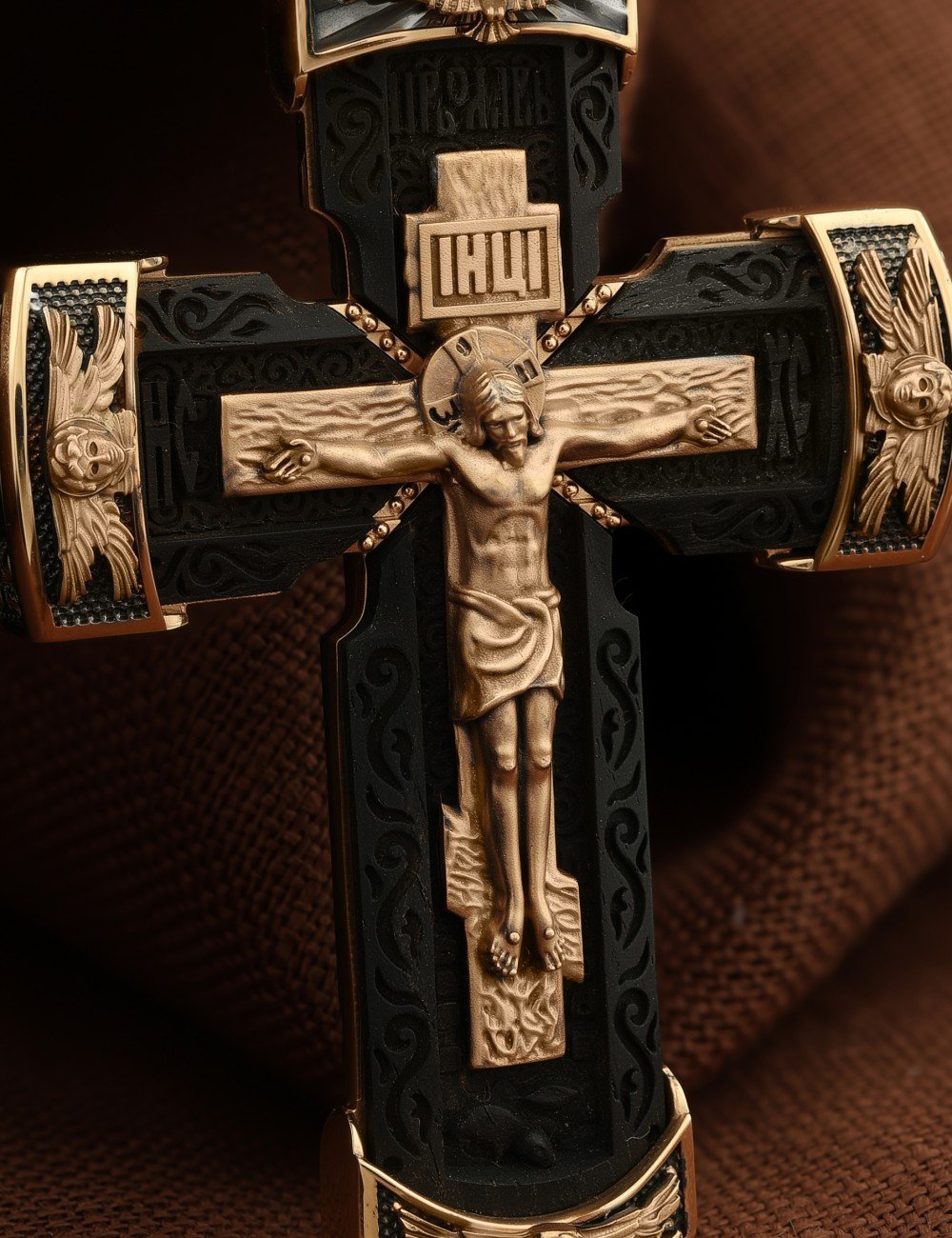 Крест из золота c эбеновым деревом