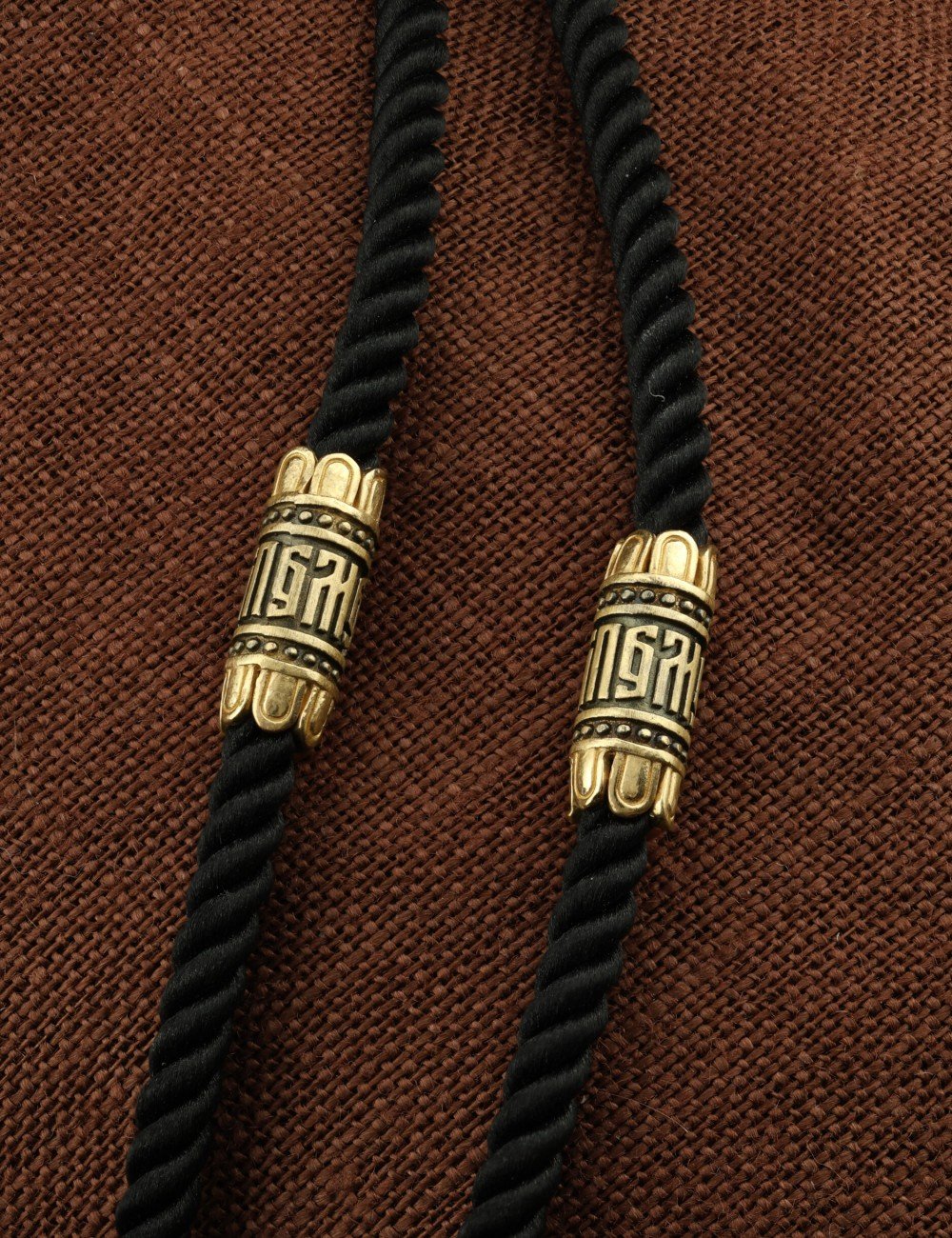 Шнурок шёлковый из лимонного золота c шёлковым шнурком