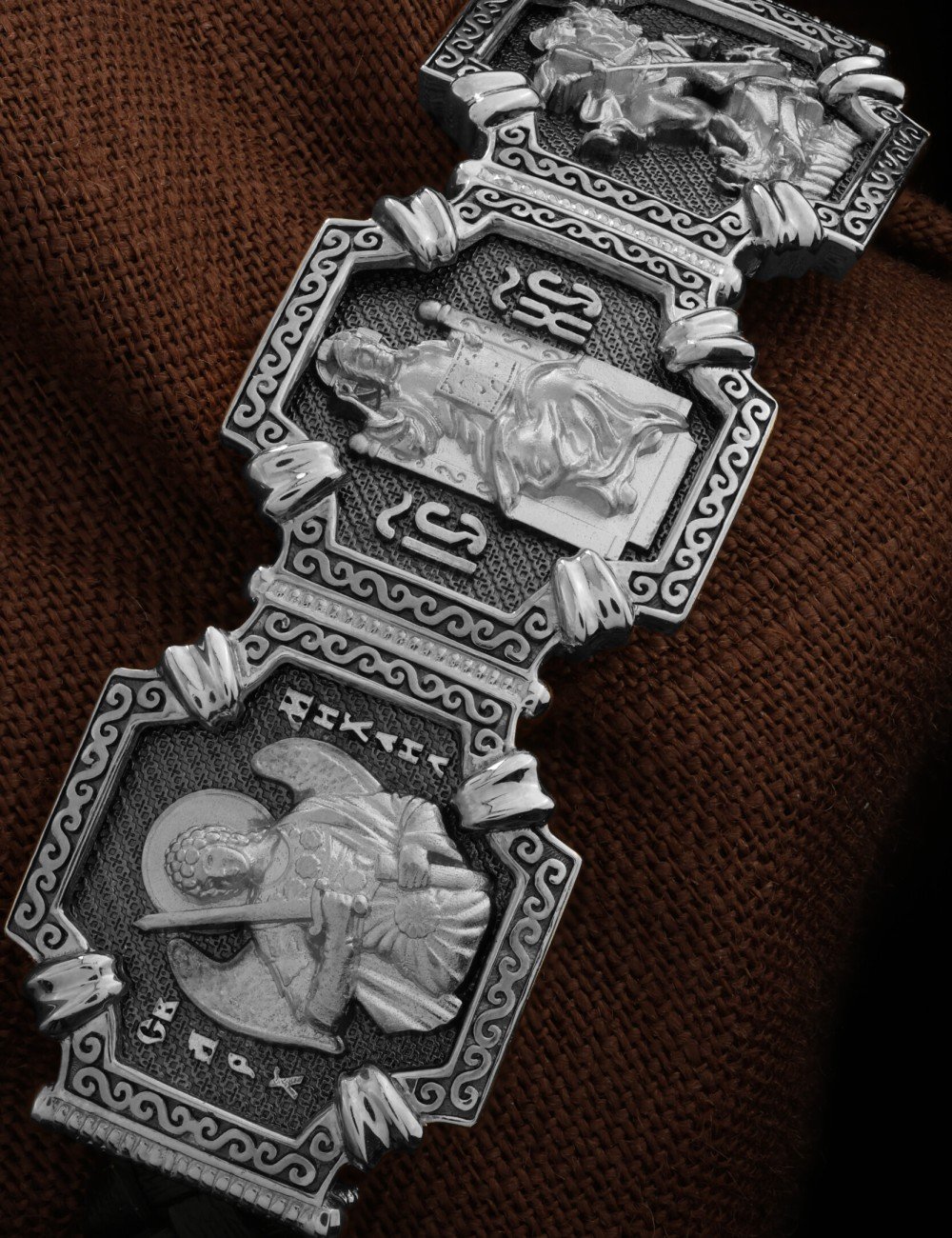 Браслет из белого золота c шнурком