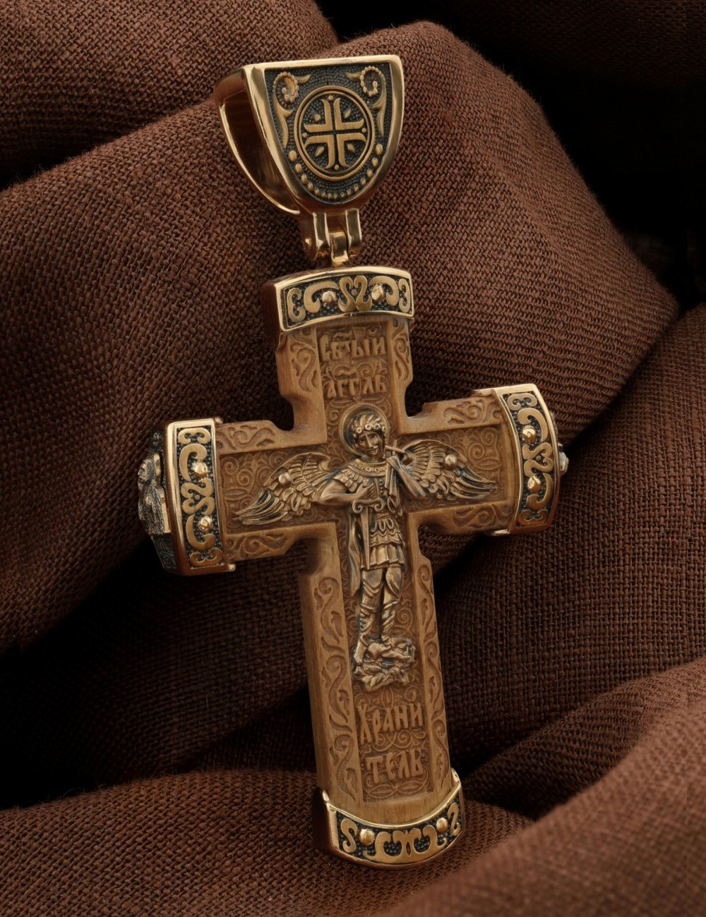 Крест из золота c деревом груши