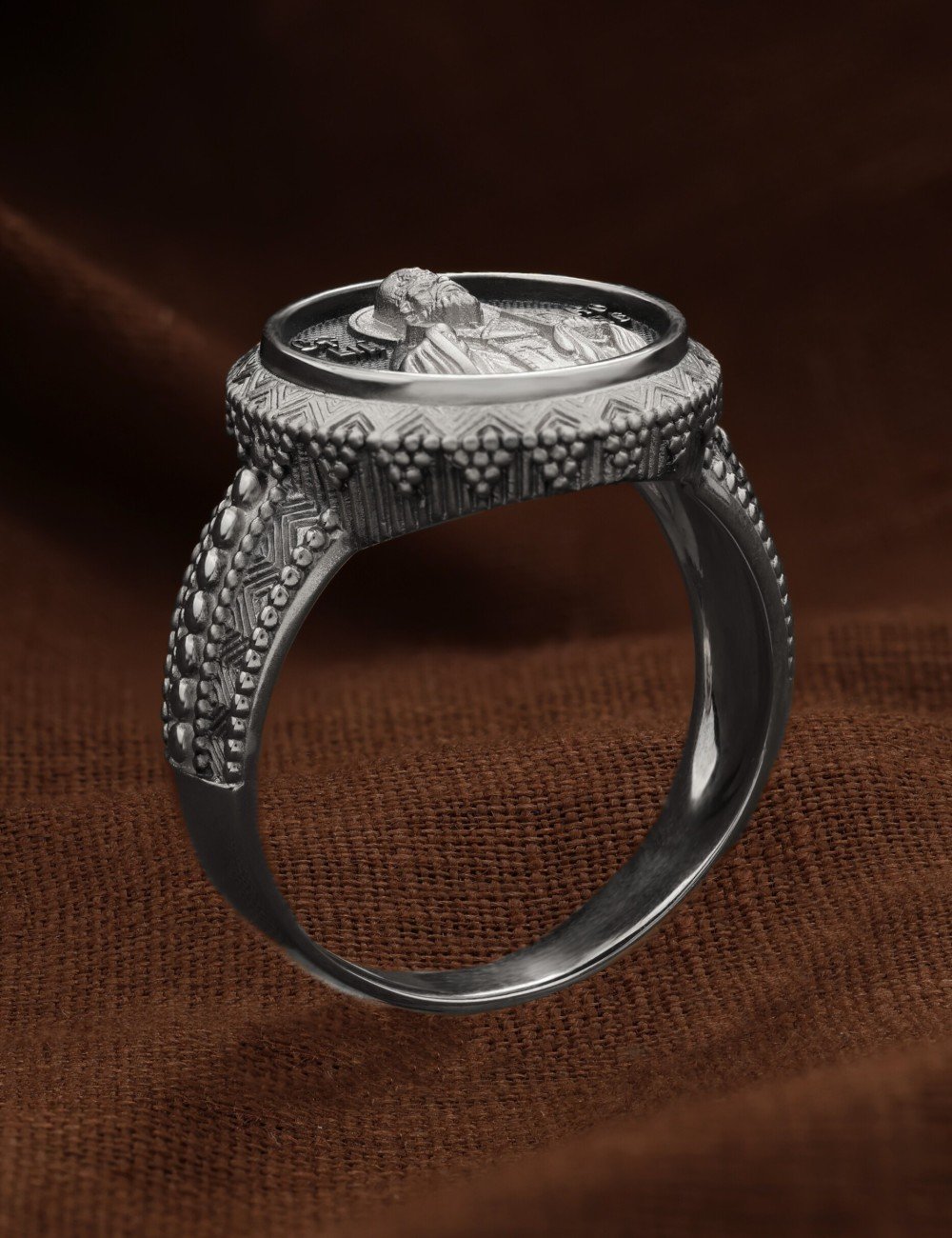 Кольцо из белого золота