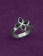 Кольцо из белого золота c бриллиантами и ониксом