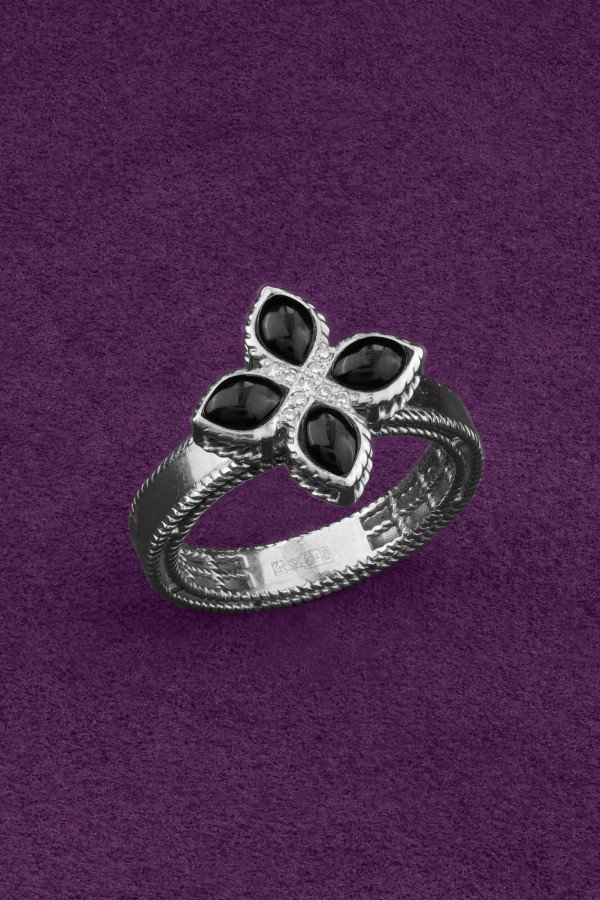 Кольцо из белого золота c бриллиантами и ониксом
