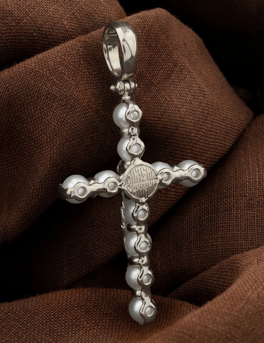 Крест из белого золота c жемчугом