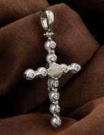 Крест из белого золота c жемчугом