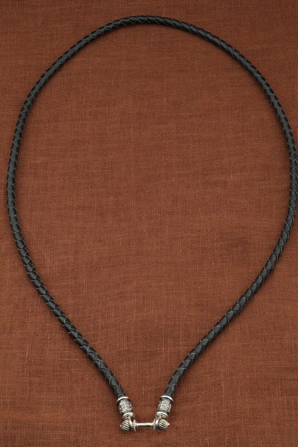Гайтан из белого золота c кожаным шнурком