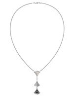 Колье из белого золота c бриллиантами, ониксом и перламутром