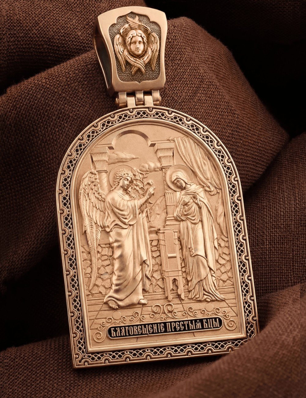 Образок из золота c эмалью и бивнем мамонта