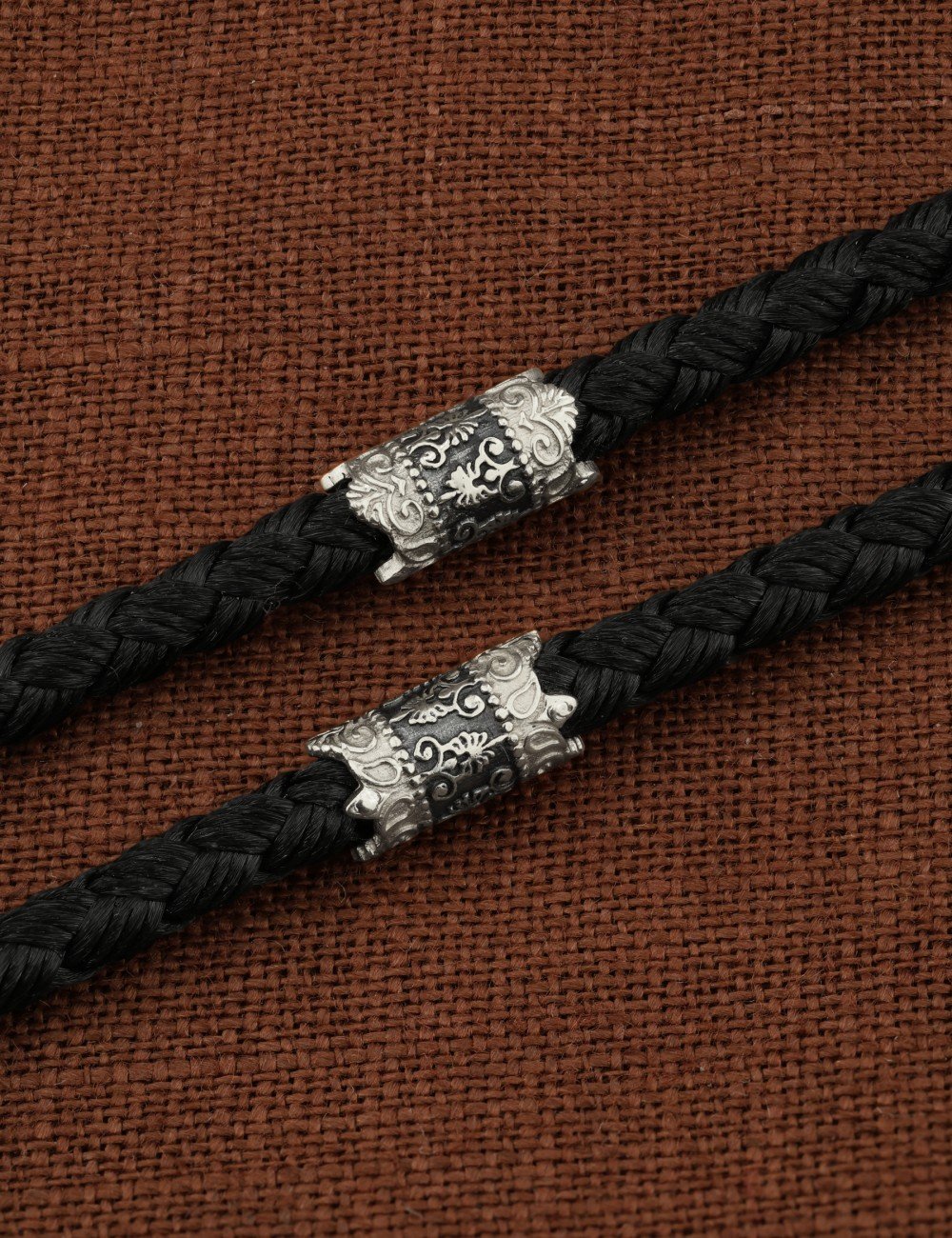 Шнурок шёлковый из белого золота c шёлковым шнурком