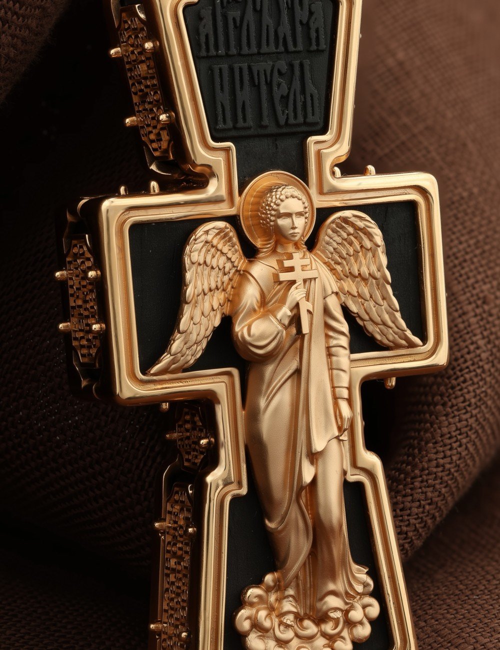 Крест из золота c эбеновым деревом