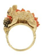 Кольцо из лимонного золота c эмалью и кораллом