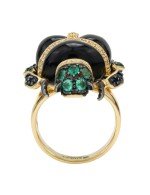 Кольцо из лимонного золота c бриллиантами, сапфиром, изумрудом и ониксом