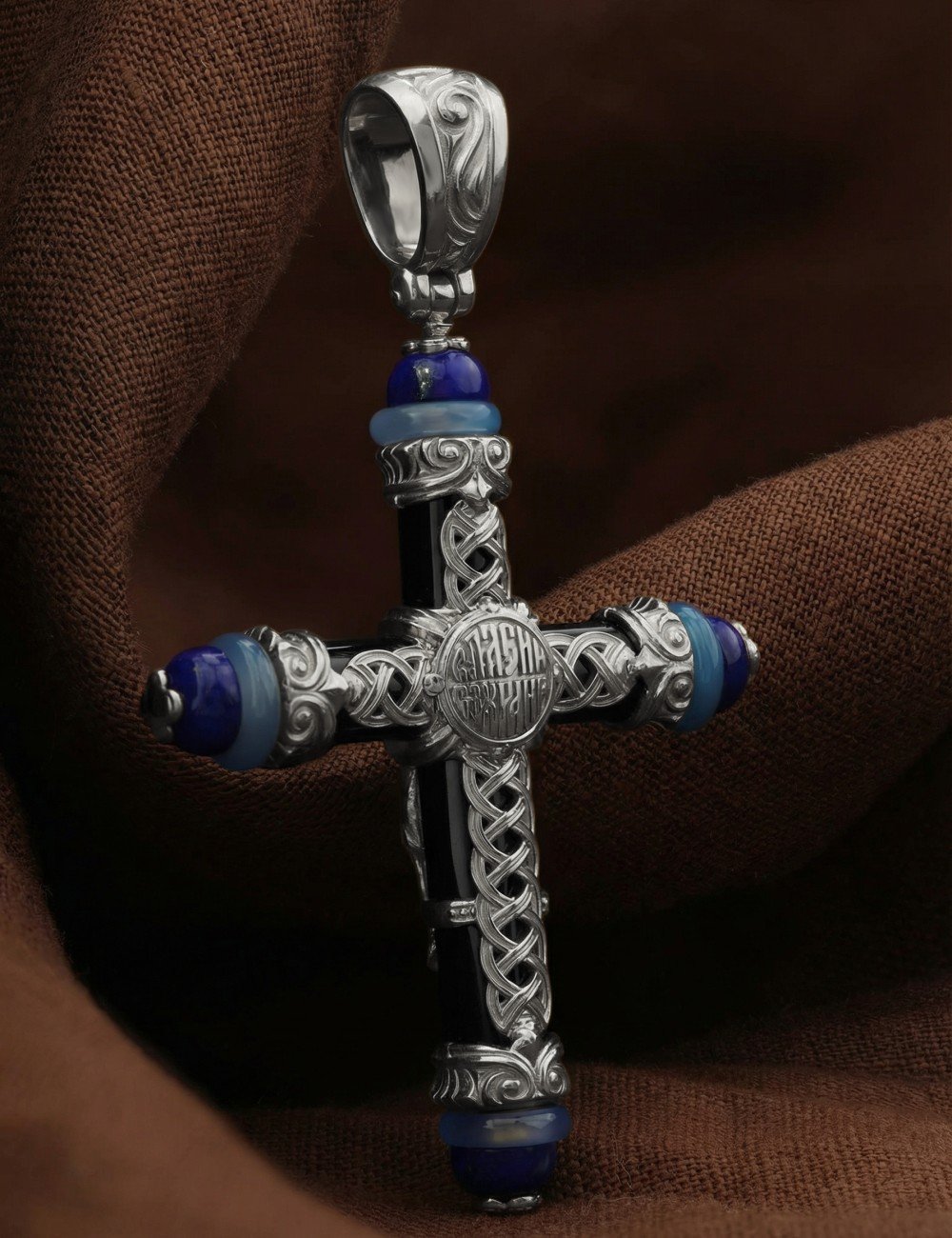 Крест из белого золота c ониксом, агатом и лазуритом