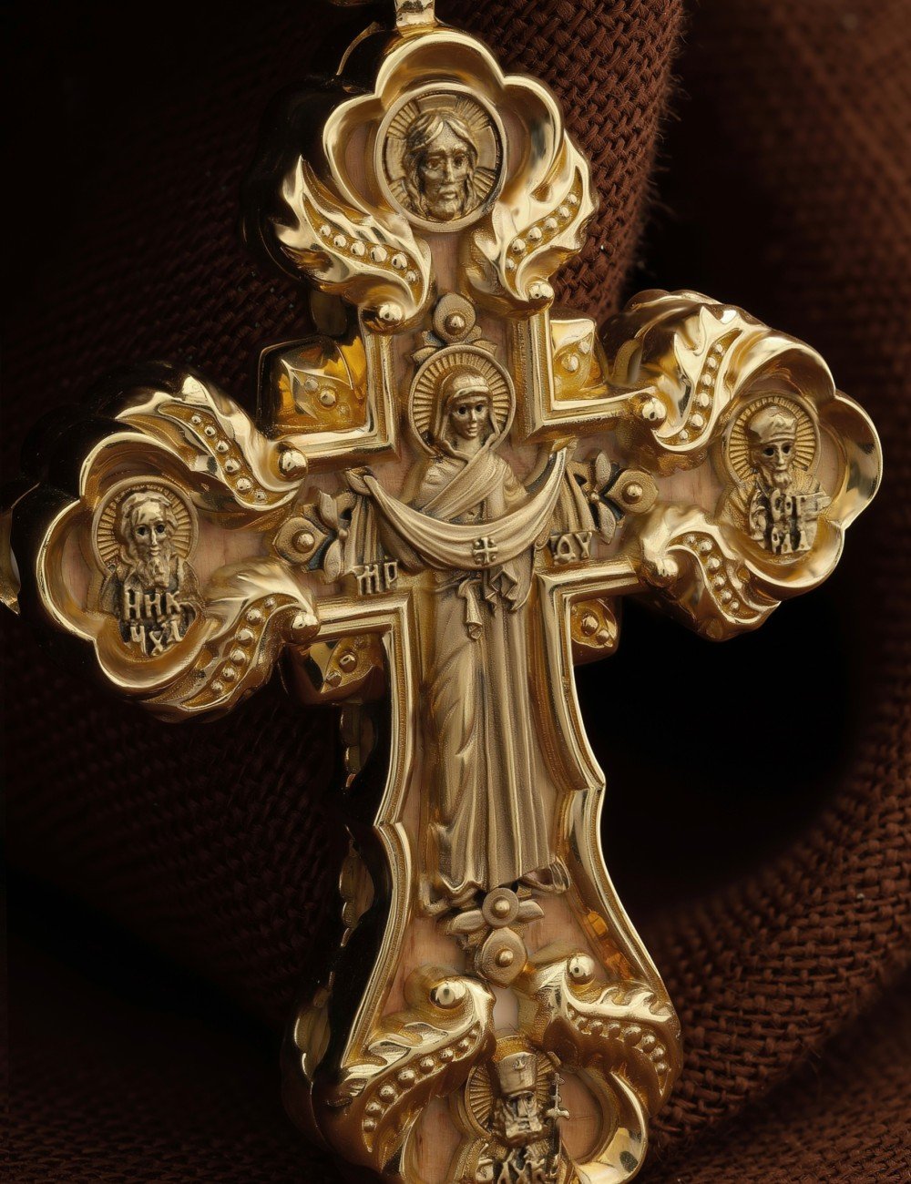 Крест из лимонного золота c деревом груши