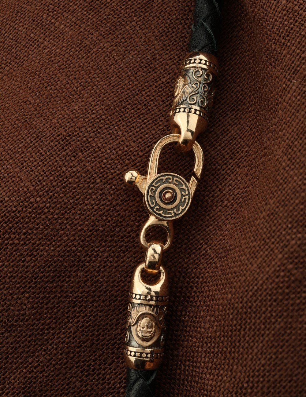 Гайтан из золота c кожаным шнурком и ониксом