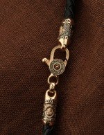 Гайтан из золота c кожаным шнурком и ониксом