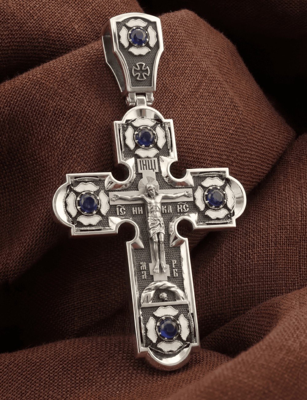 Крест из белого золота c эмалью и сапфиром
