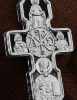 Крест из белого золота c ониксом