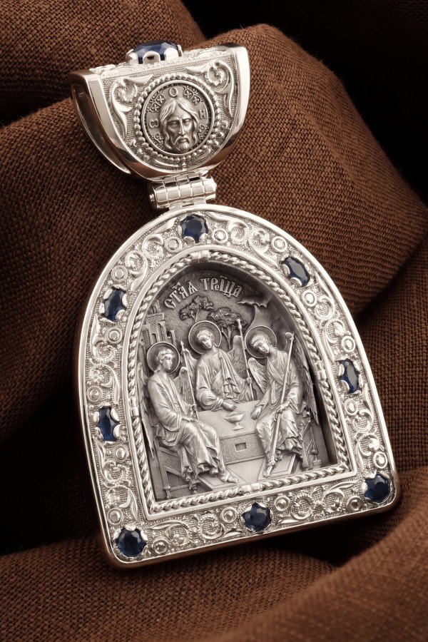 Образок из белого золота c эмалью и сапфиром