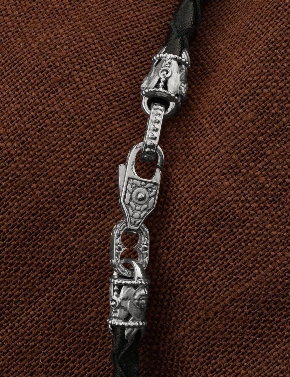 Гайтан из белого золота c кожаным шнурком