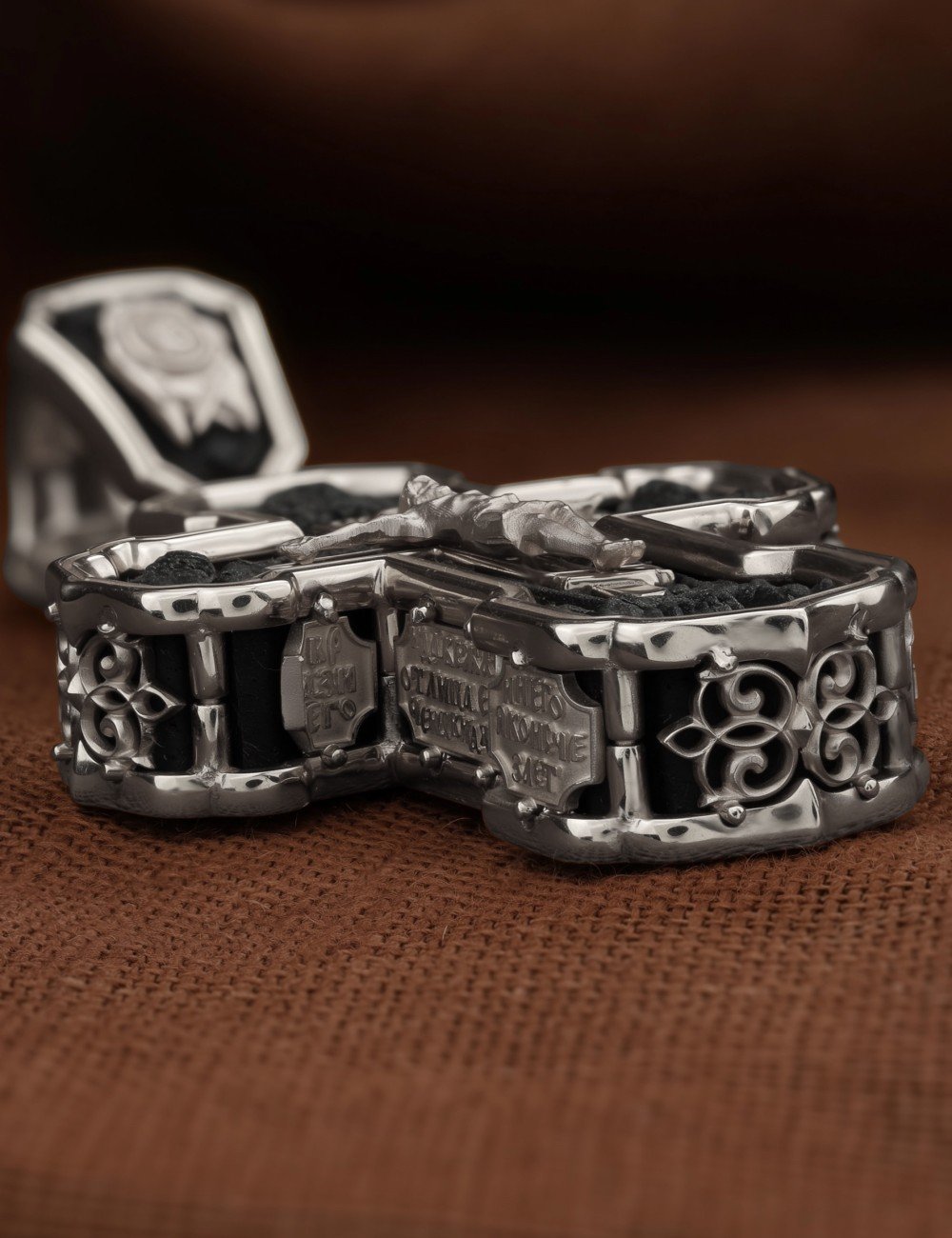 Крест из белого золота c эбеновым деревом