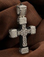 Крест из белого золота c эмалью, ониксом и эбеновым деревом