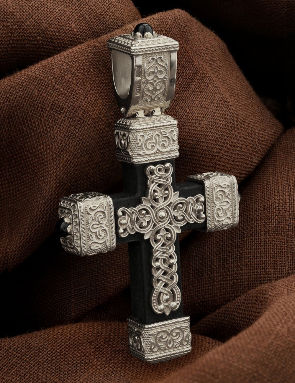 Крест из белого золота c эмалью, ониксом и эбеновым деревом