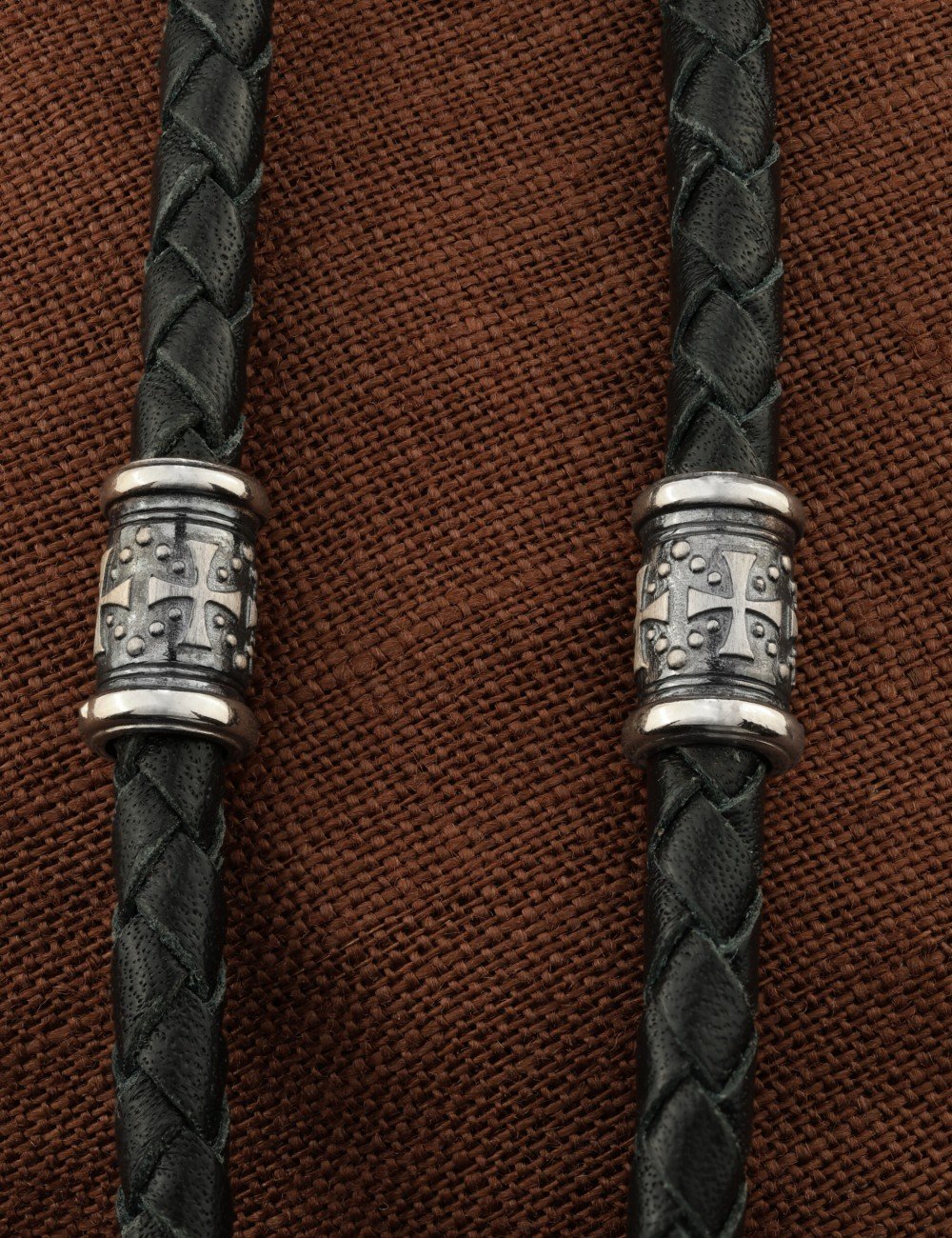 Гайтан из белого золота c кожаным шнурком