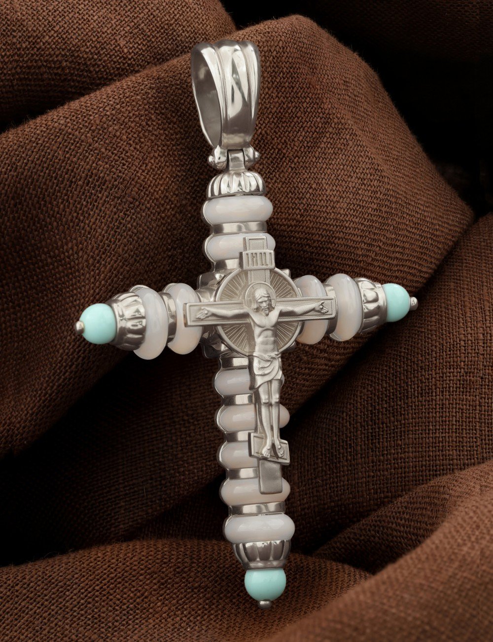 Крест из белого золота c бирюзой и кахолонгом