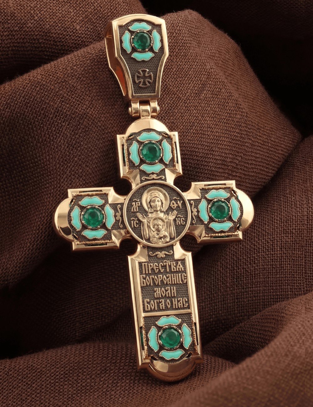 Крест из золота c эмалью и хризопразом