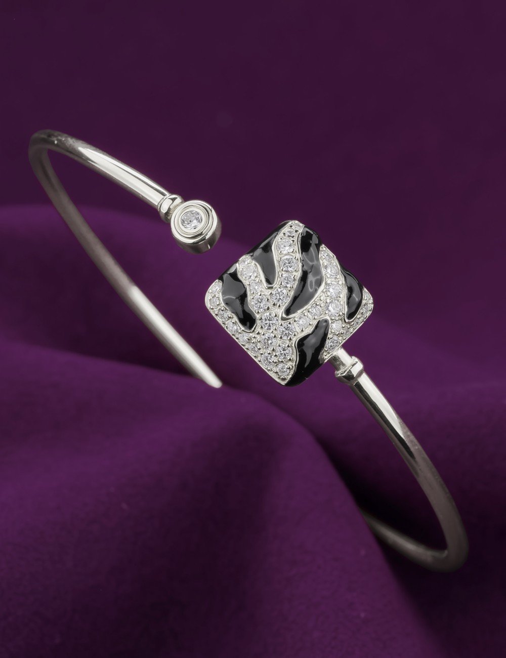 Браслет из белого золота c эмалью и бриллиантами