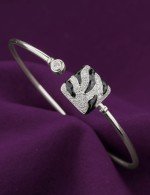 Браслет из белого золота c эмалью и бриллиантами