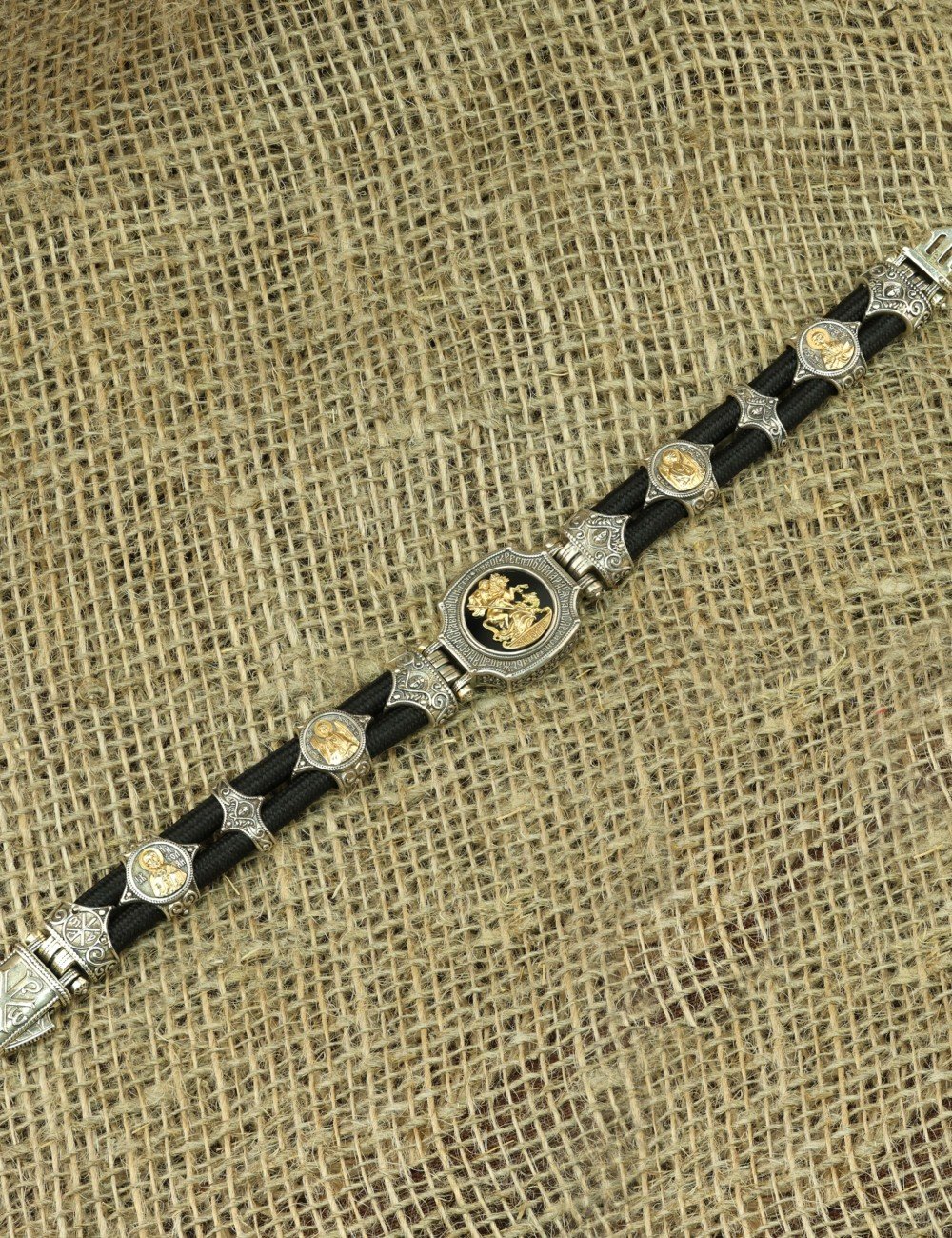 Браслет из серебра и золота c ониксом и шёлковым шнурком