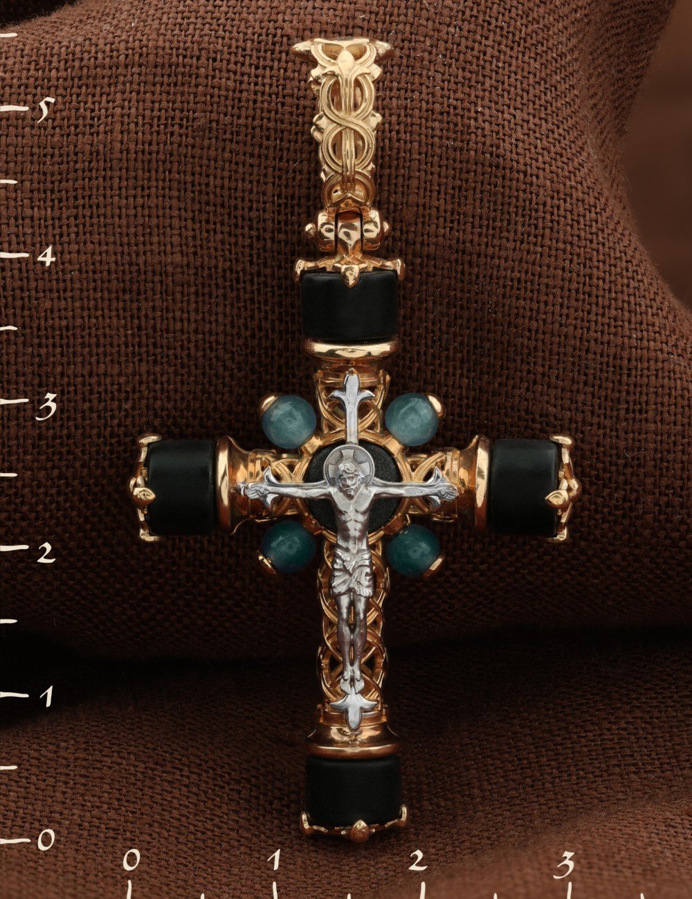 Крест из золота c ониксом и жадеитом