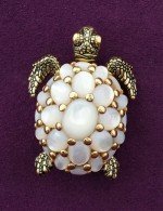 Брошь из лимонного золота c эмалью и перламутром