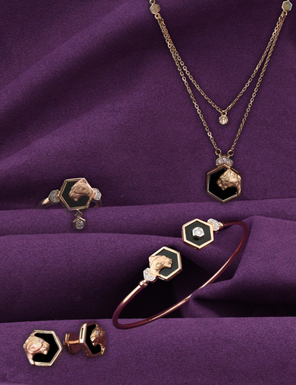 Кольцо из золота c бриллиантами и ониксом