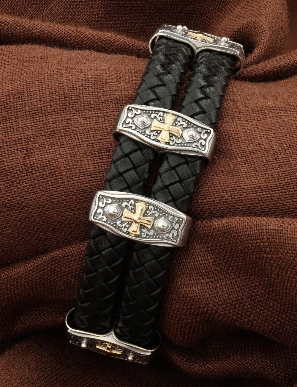 Браслет из серебра и золота c кожаным шнурком