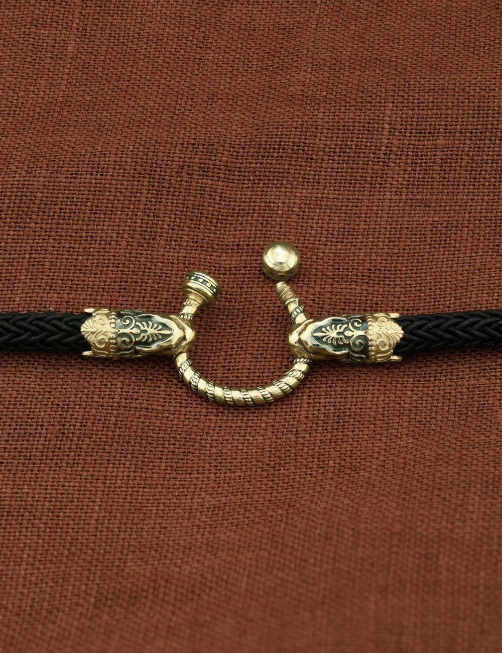 Шнурок шёлковый из зелёного золота c шёлковым шнурком