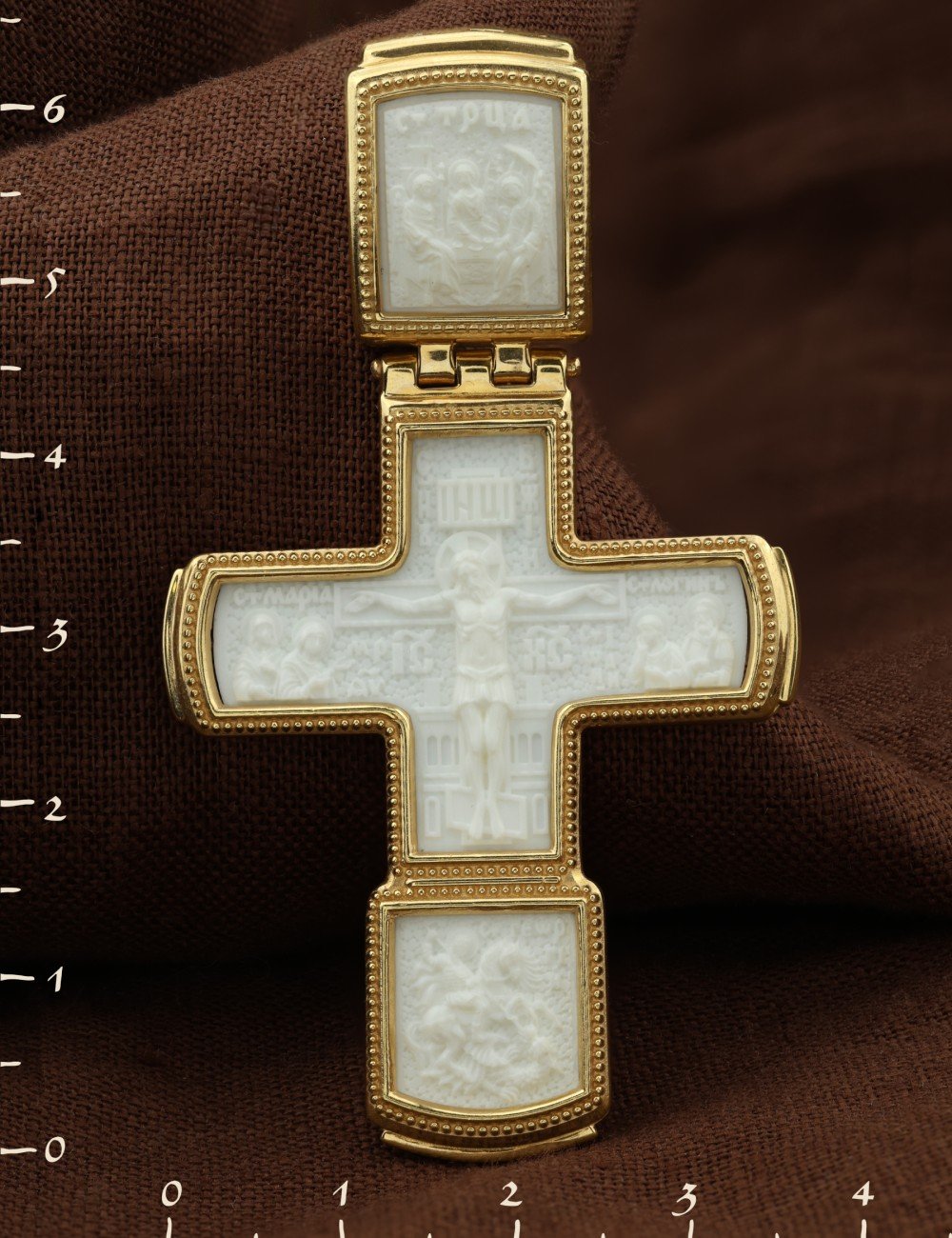 Крест из лимонного золота c бивнем мамонта