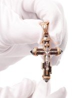 Крест из золота c ониксом и эбеновым деревом