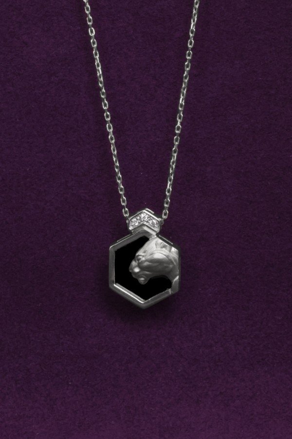 Колье из белого золота c бриллиантами и ониксом