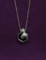 Колье из белого золота c бриллиантами и ониксом