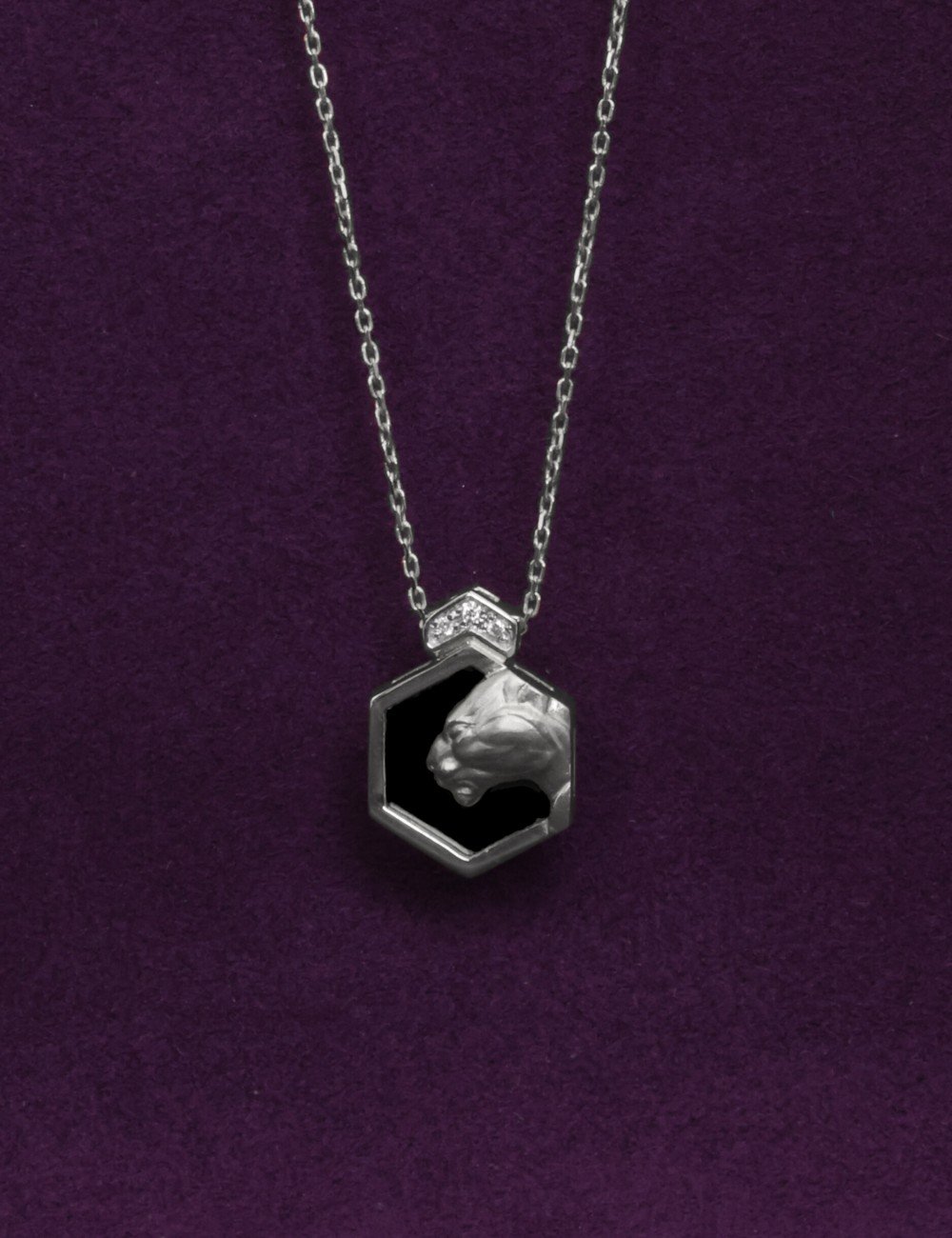 Колье из белого золота c бриллиантами и ониксом